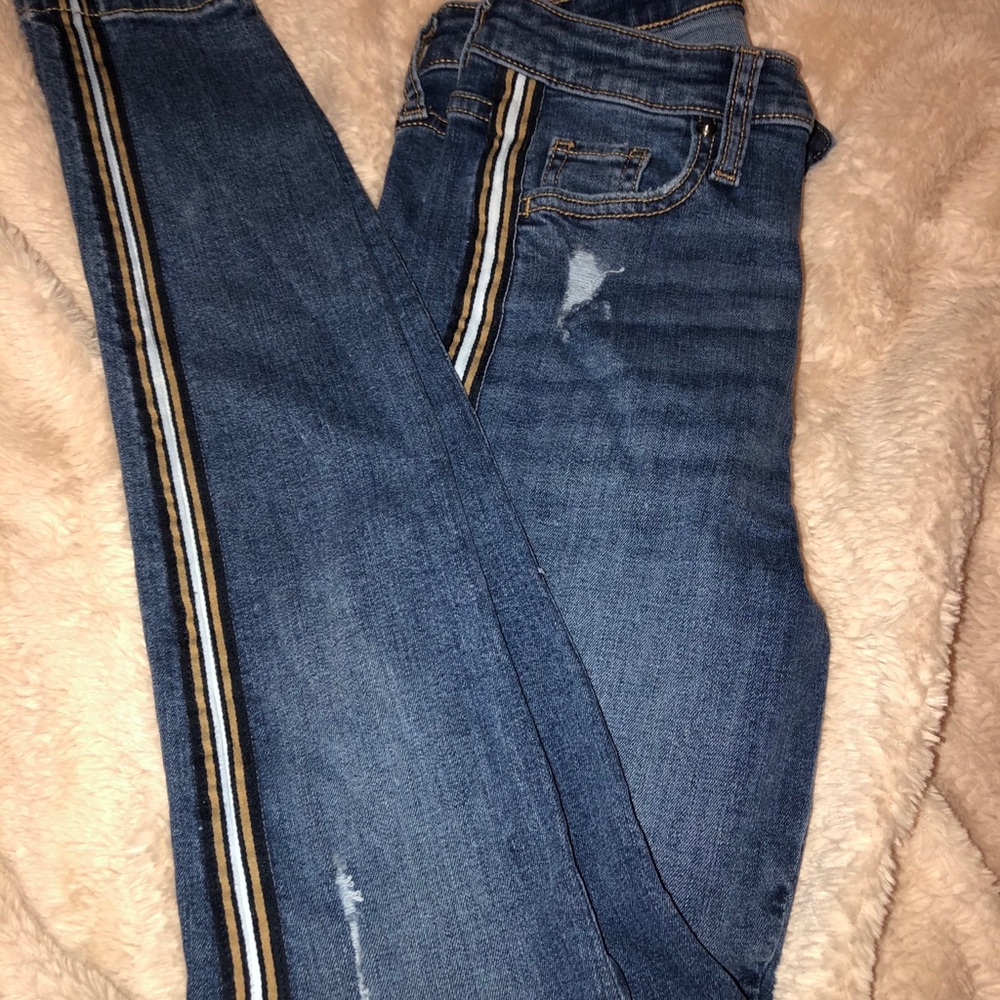 Stretchy skinny jeans w a fun stripe down the side